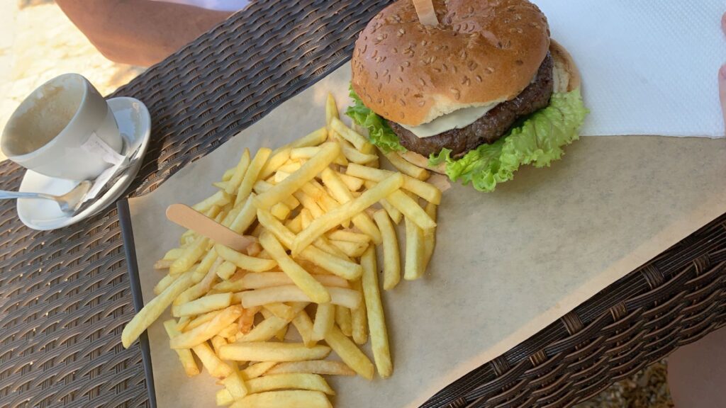 Cheeseburger met sla buiten eten met frietjes