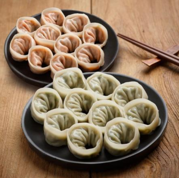 Mandu Koreaanse dumplings groen en rood kimchi