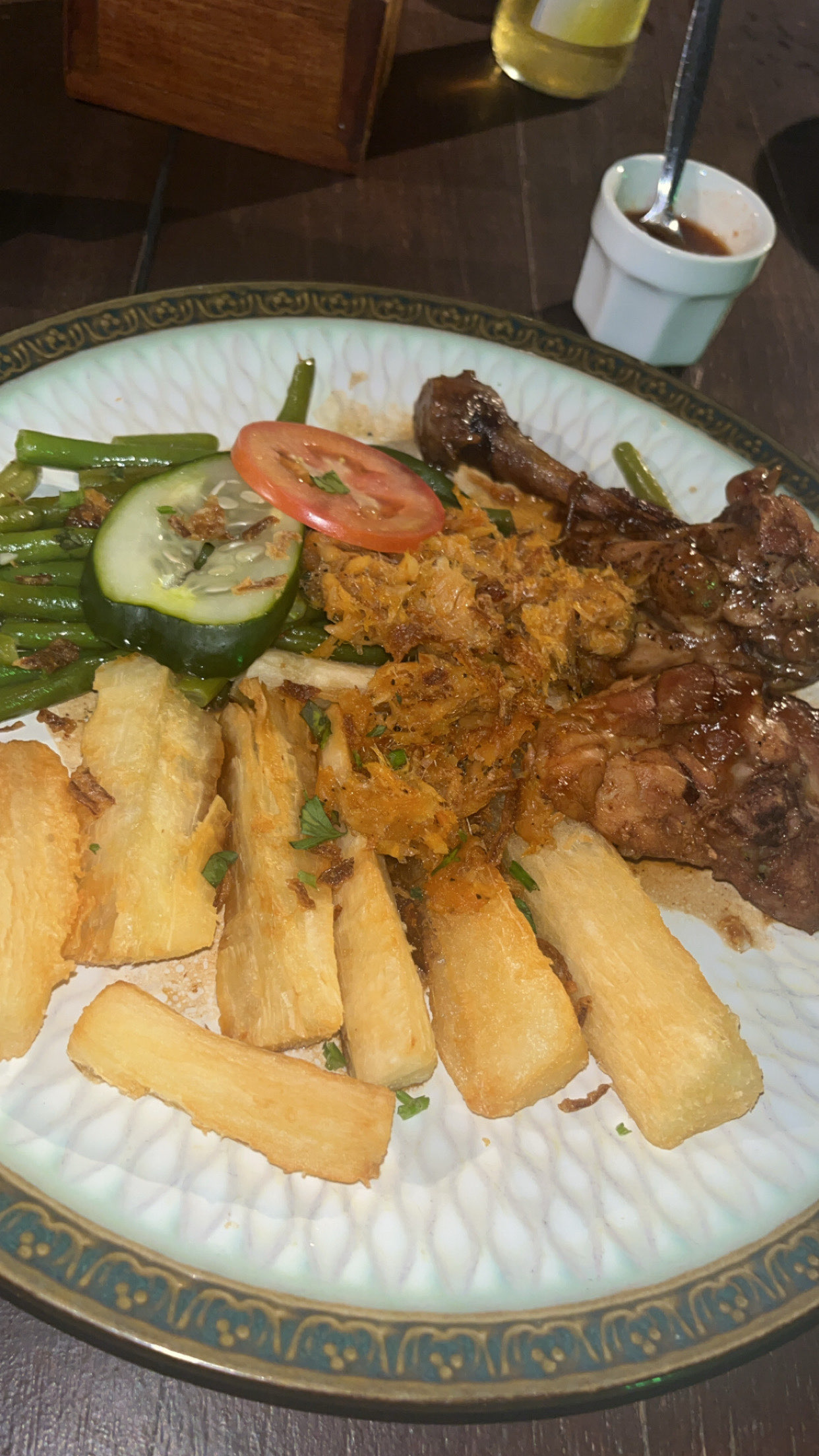 Surinaamse teloh gerecht met bakkeljauw en cassave in Bonaire