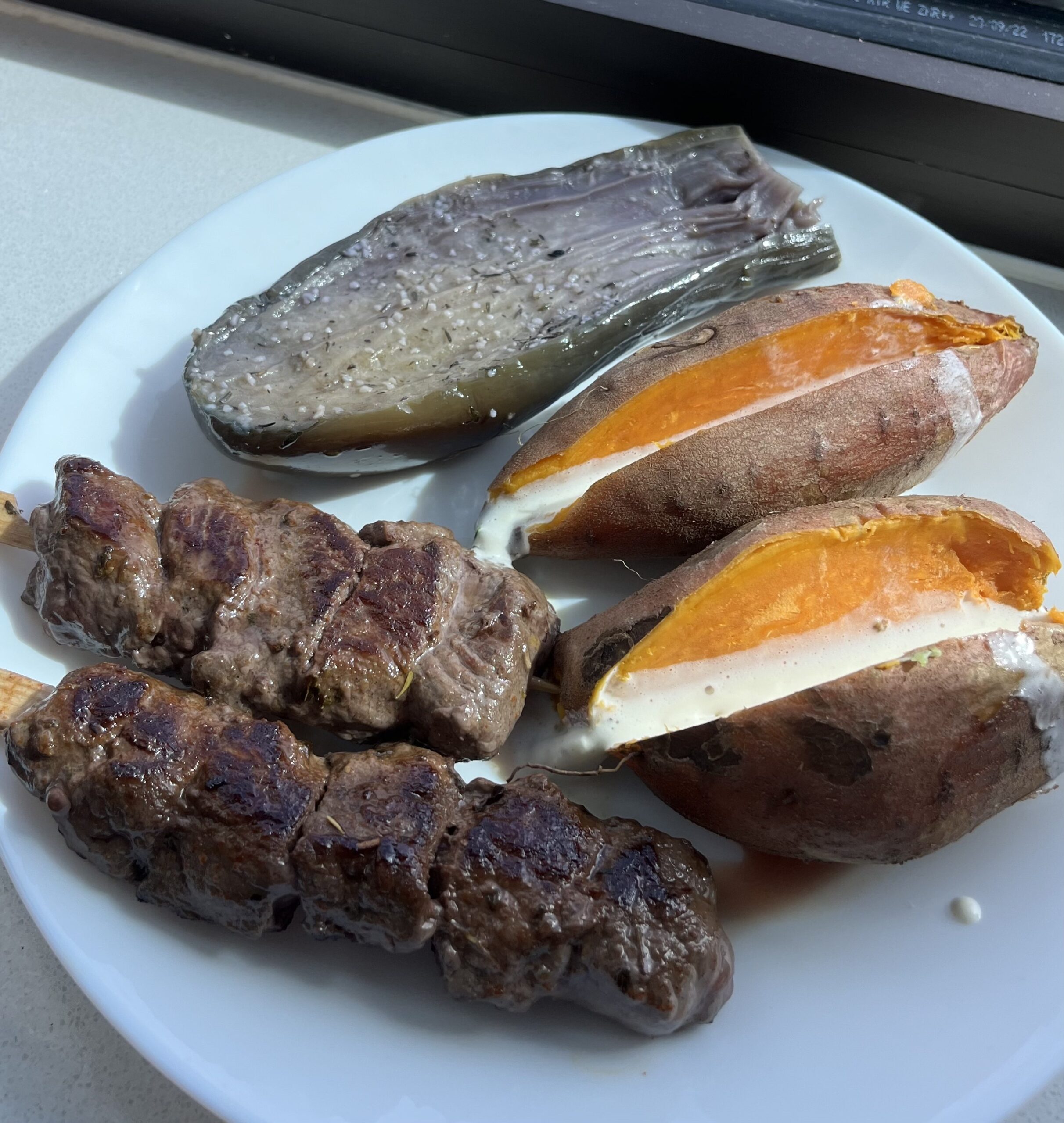 Zoete aardappel met cottage cheese en bijgerechten