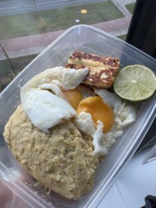 Zelfgemaakte mangu met spiegelei, halloumi en limoen